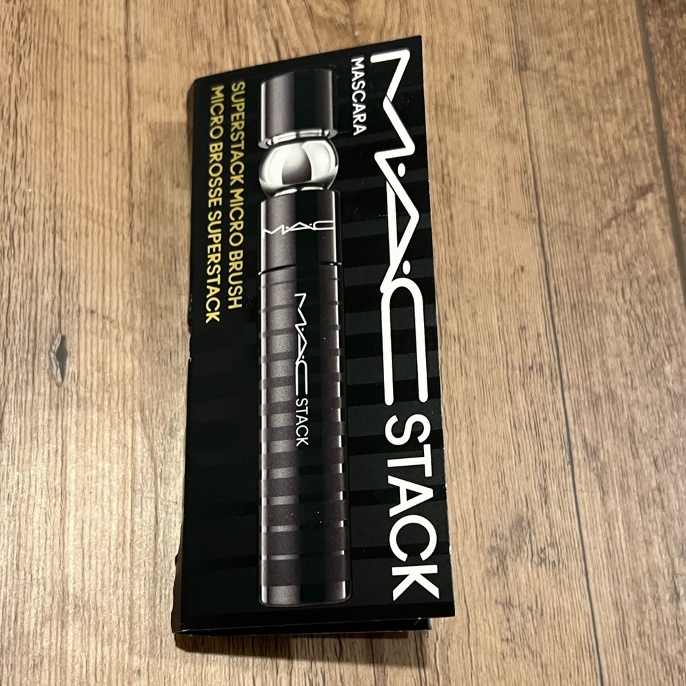 NWT MAC Stack Mini Mascara (.07 fl oz / 2.1ML)